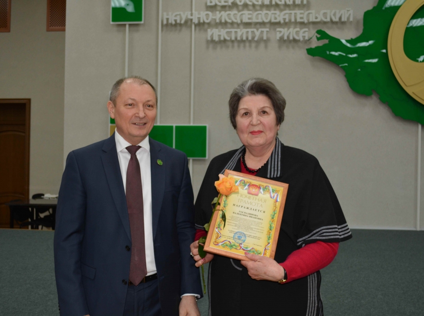 Директор С.В. Гаркуша вручает Почетную грамоту