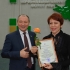 Директор С.В. Гаркуша вручает Почетную грамоту